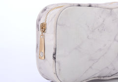 حقيبة مكياج من الرخام الأبيض