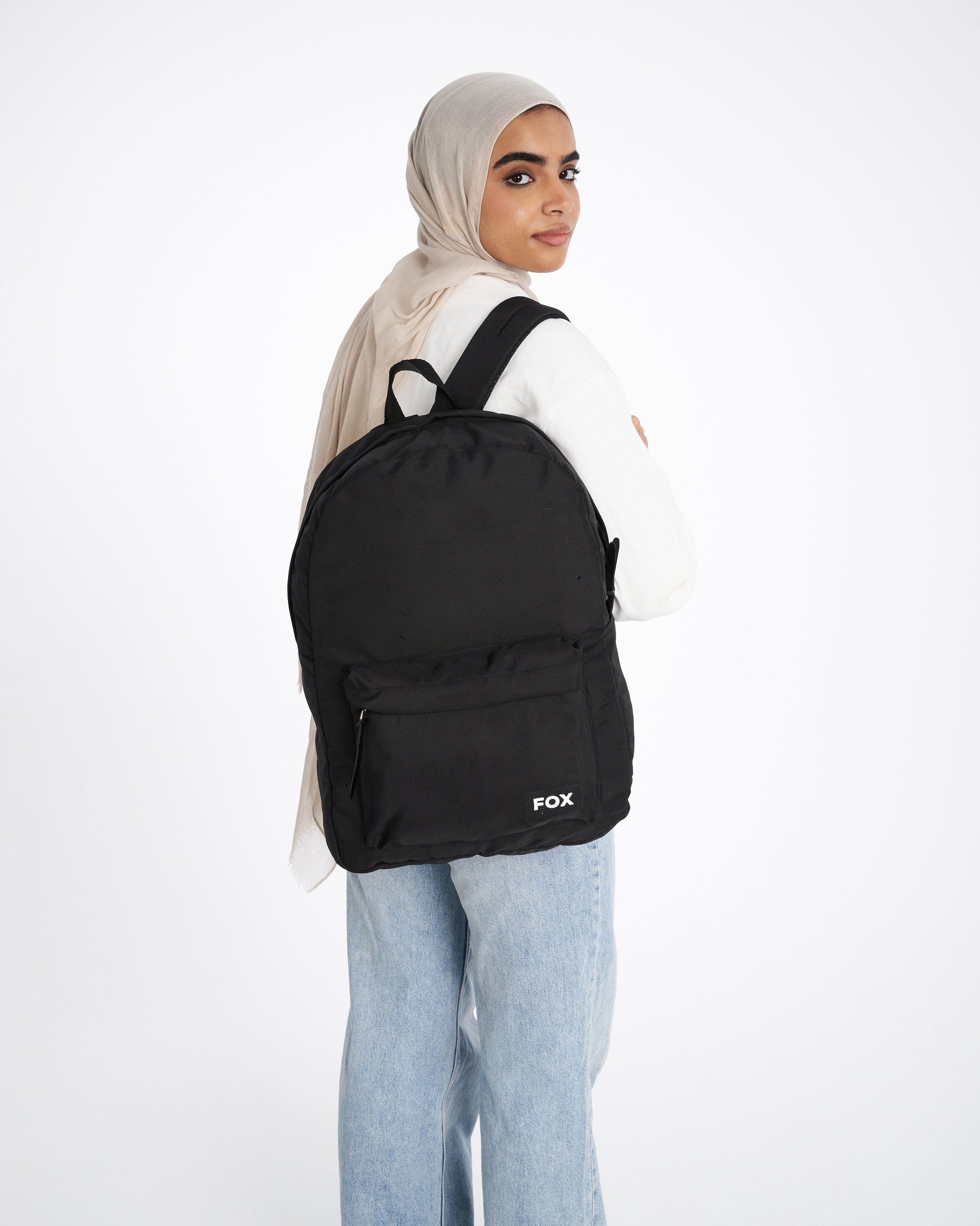 حقيبة ظهر سوداء